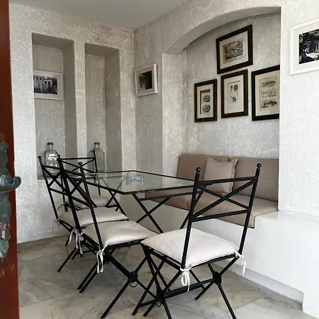Castle81homes White , Sea View House Apartamento